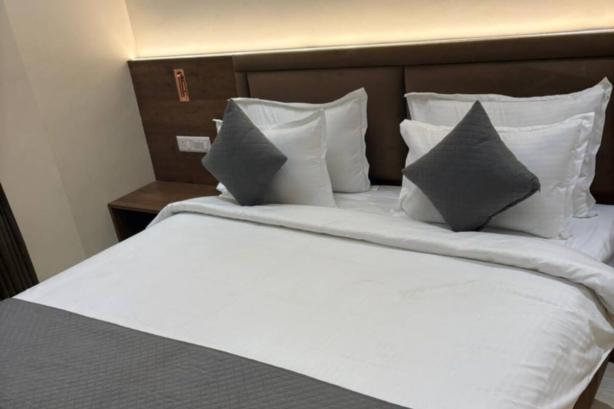 Quarto casal luxo | Escrivaninha, espaço de trabalho para notebook, Wi-Fi de cortesia