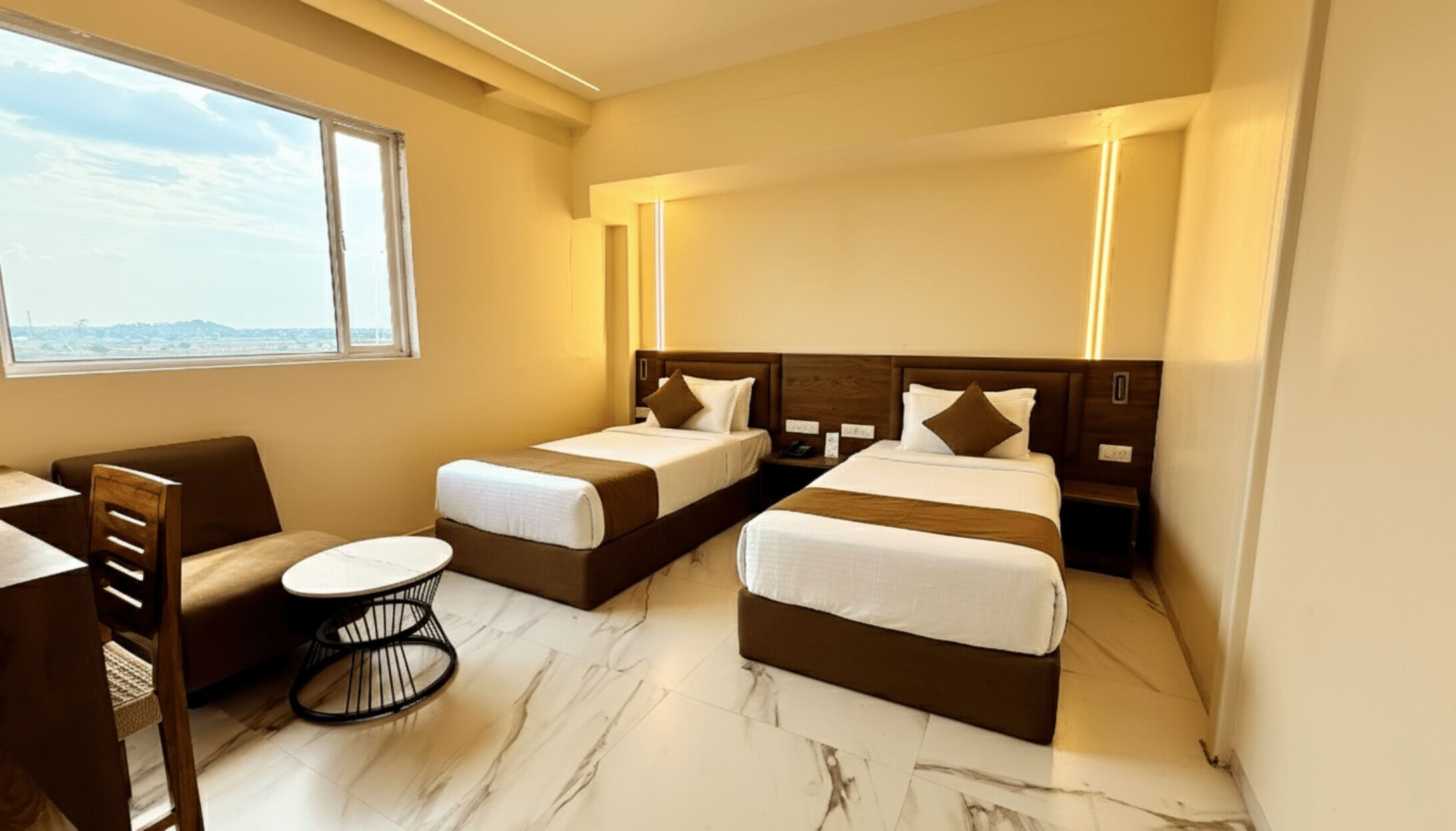 Kahden hengen executive-huone (yksi tai kaksi sänkyä) | Ylelliset vuodevaatteet, työpöytä