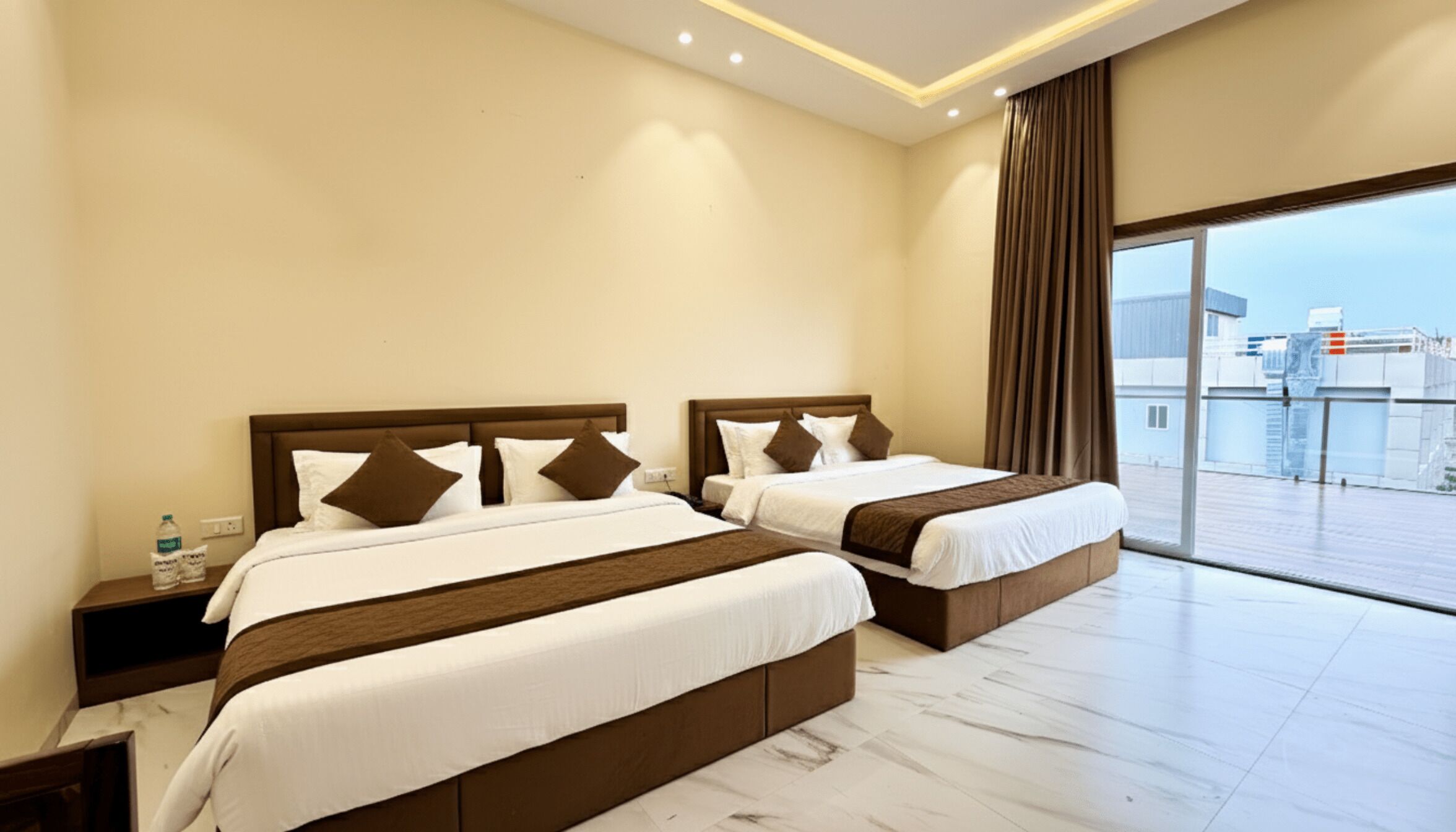 Escritorio, espacio para trabajar con laptop y wifi gratis 