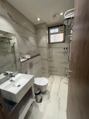 Quarto casal ou duplo executivo | Banheiro | Chuveiro, toalhas de banho