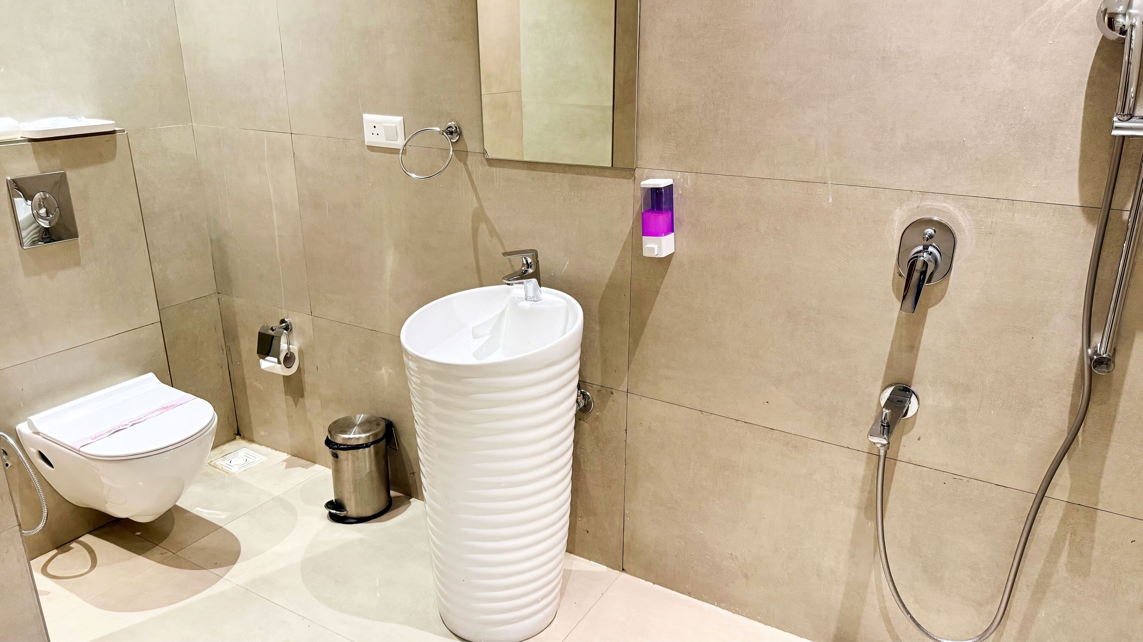 Un baño moderno con inodoro, lavabo y ducha.