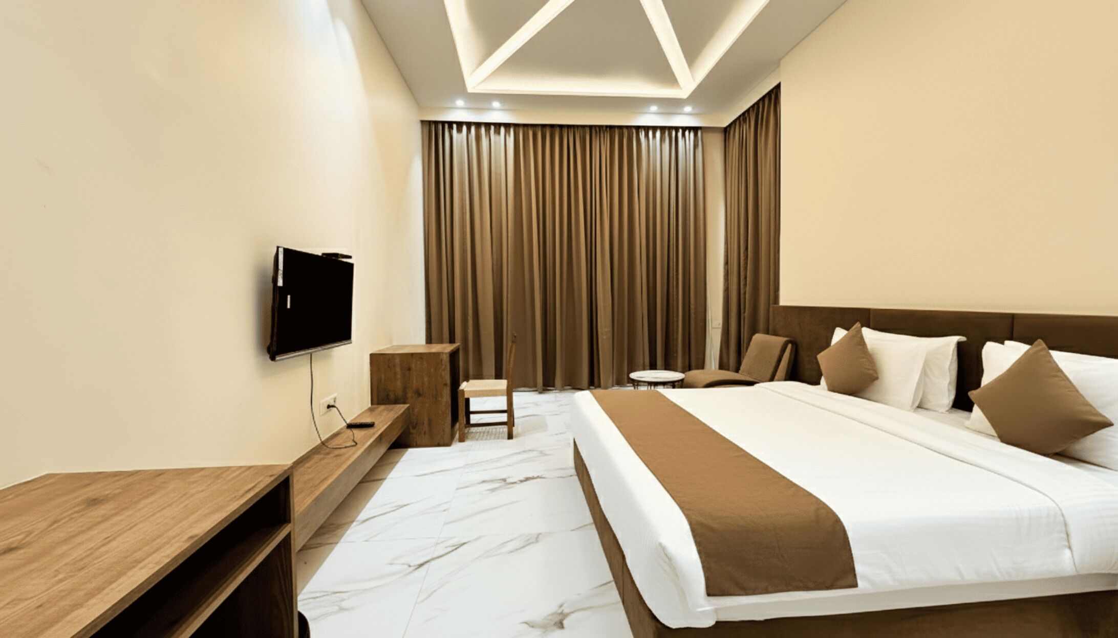 Presidential-sviitti | Ylelliset vuodevaatteet, työpöytä