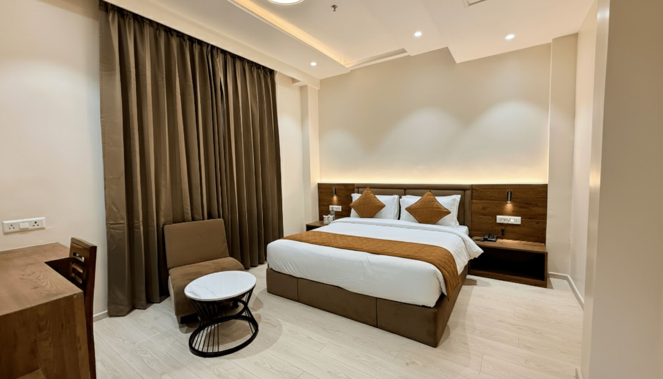 Kahden hengen deluxe-huone | Ylelliset vuodevaatteet, työpöytä