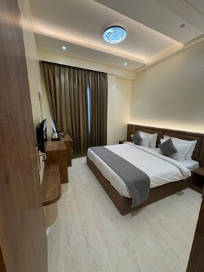 Deluxe Double Room | Desk, laptop workspace, free WiFi