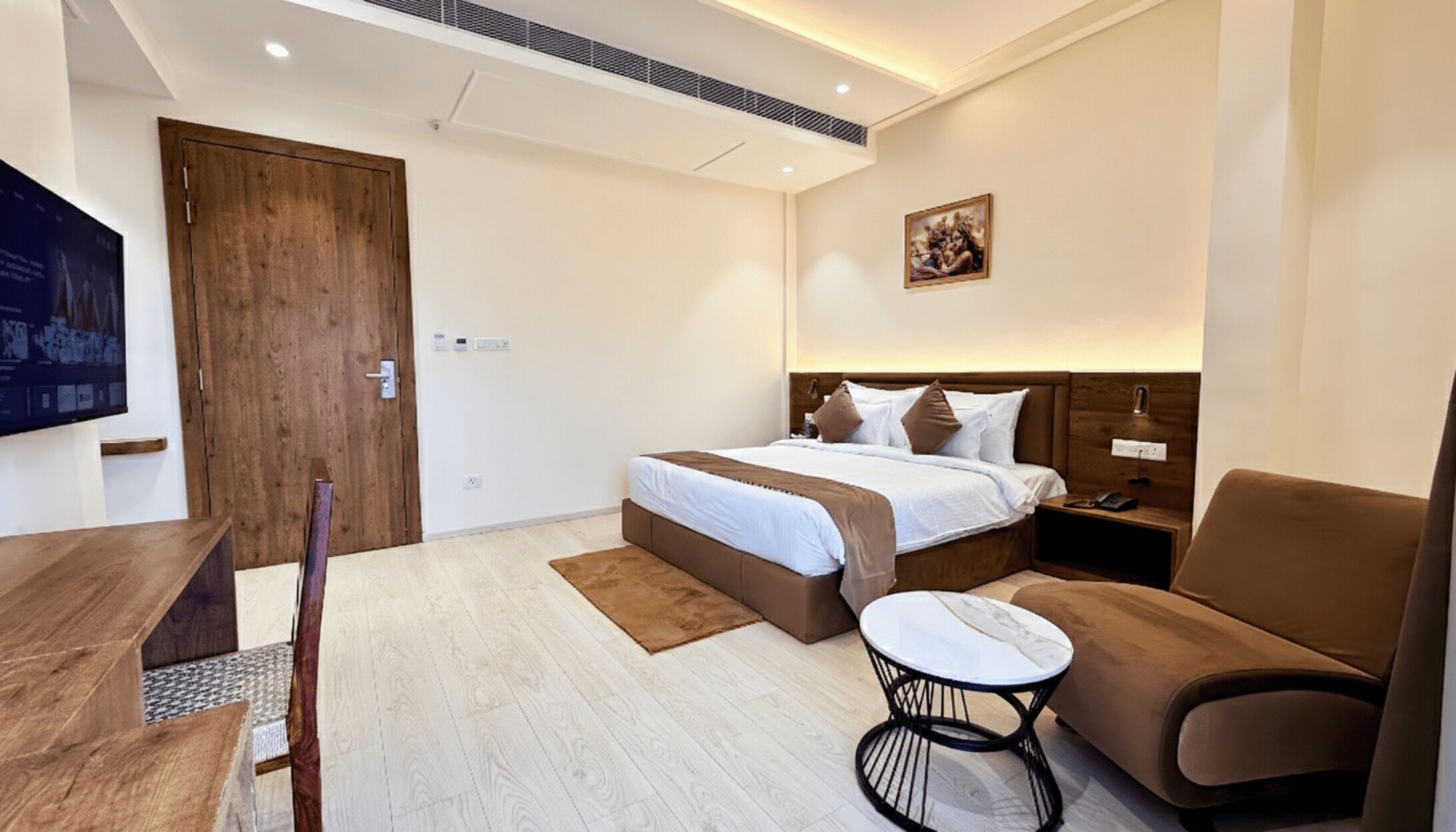 Kahden hengen superior-huone | Ylelliset vuodevaatteet, työpöytä