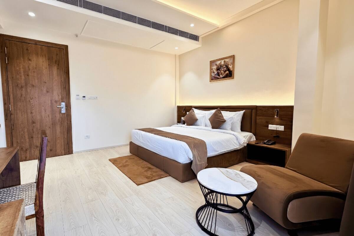 Premium bedding, desk, laptop workspace, free WiFi