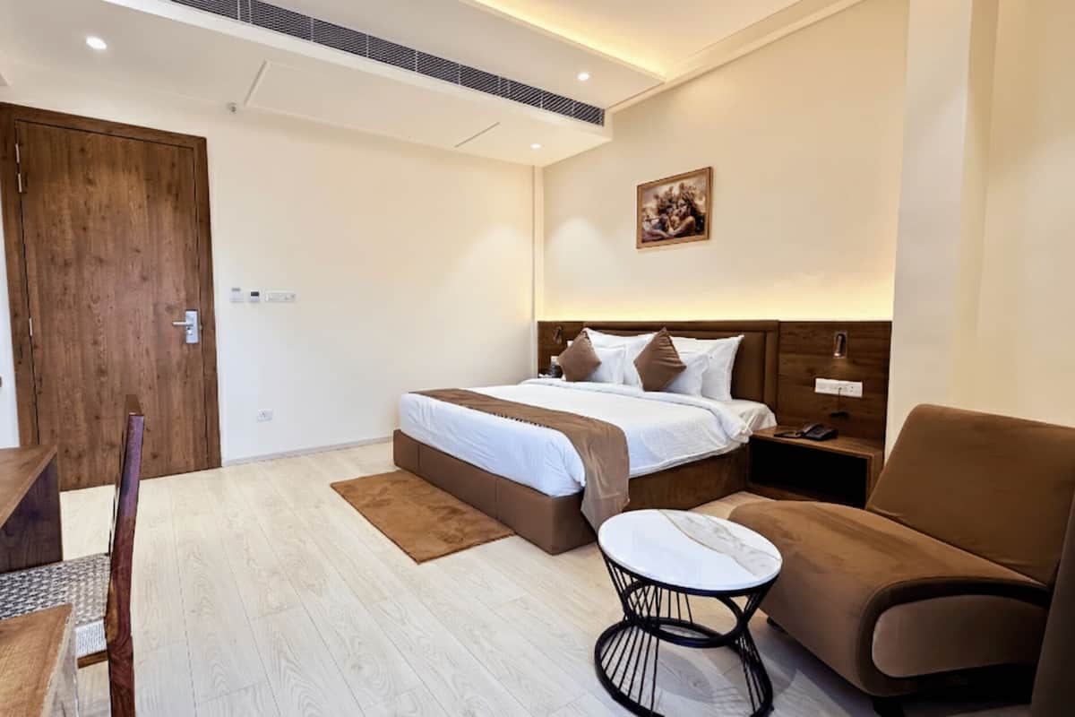 Kahden hengen superior-huone | Ylelliset vuodevaatteet, työpöytä