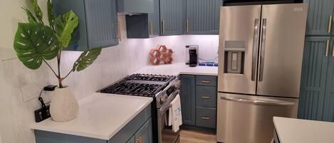 Refrigerador, microondas, horno y parrilla de estufa