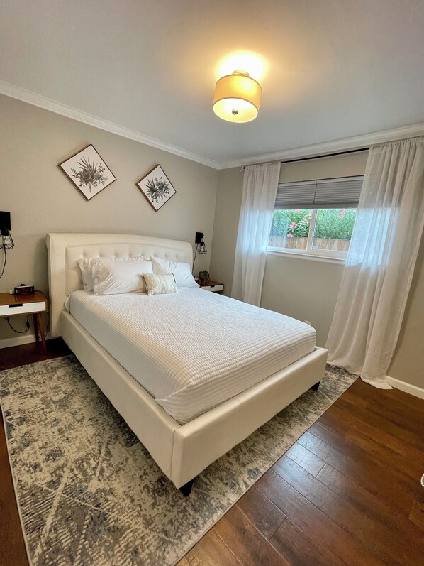 2 chambres, bureau, fer et planche à repasser, lit de bébé portatif