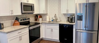 Charming 2-bedroom duplex with easy access to freeways and downtown Sacramento.