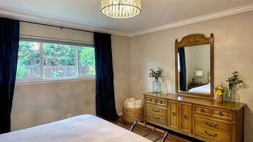 2 habitaciones, escritorio y tabla de planchar con plancha