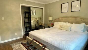 2 habitaciones, escritorio y tabla de planchar con plancha