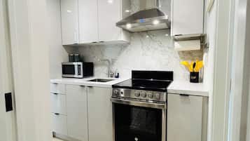 Een microgolfoven, een oven, een kookplaat