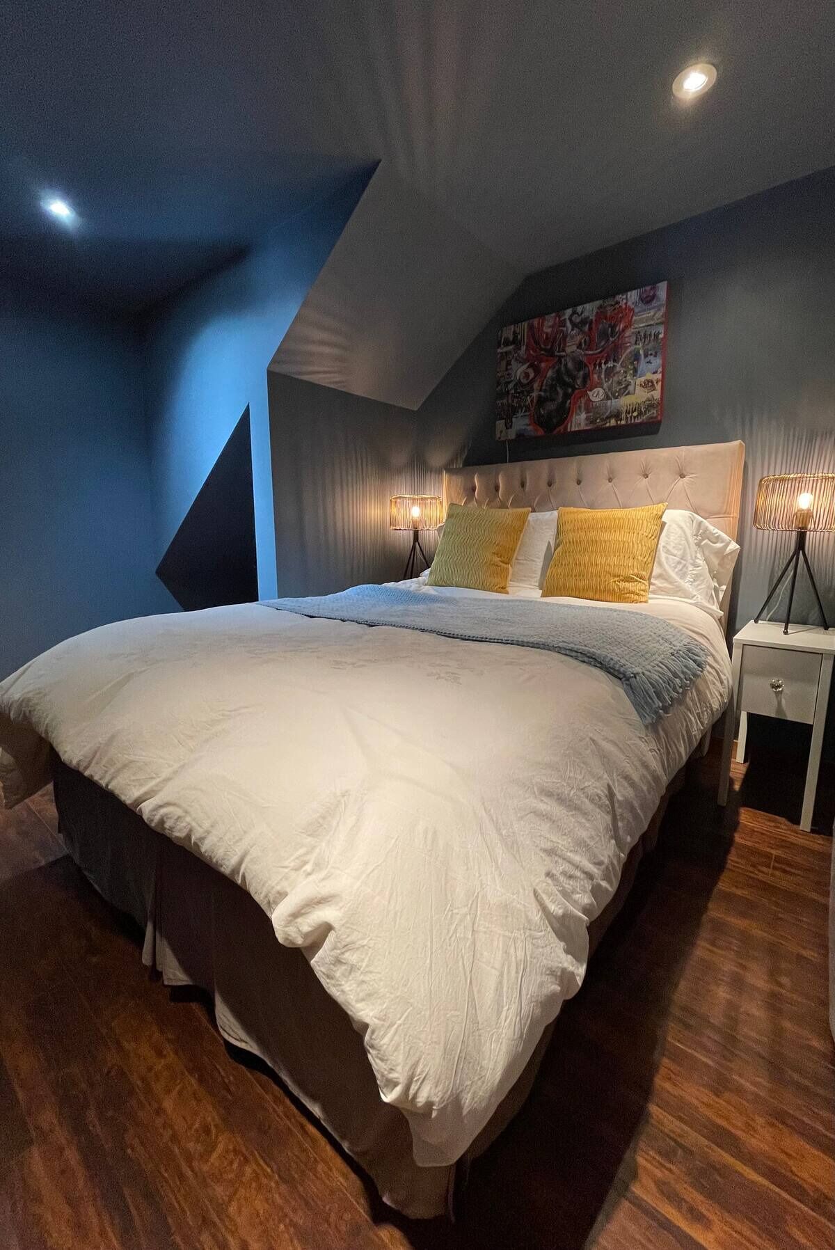 4 bedrooms, iron/ironing board, WiFi, bed sheets