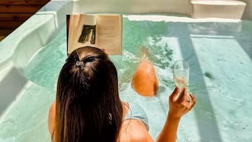 Villa | Outdoor spa tub