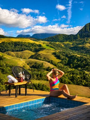 Zona de piscina con vistas a colinas onduladas y cielo despejado.