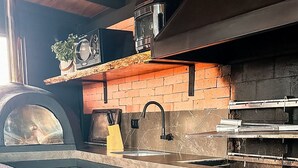 Eine Küche mit Backsteinwand, Spüle und Arbeitsplatte.