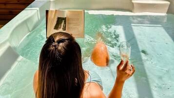 Villa | Outdoor spa tub