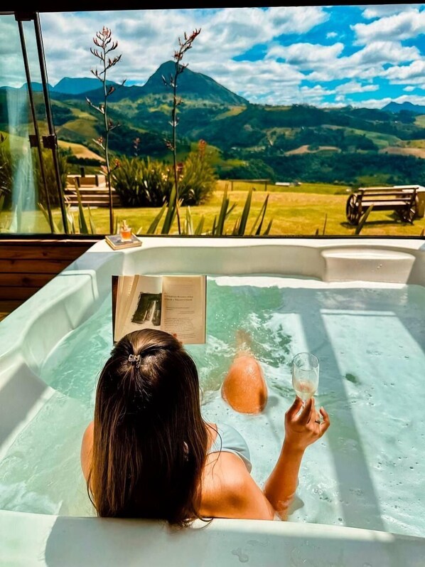 Villa | Outdoor spa tub