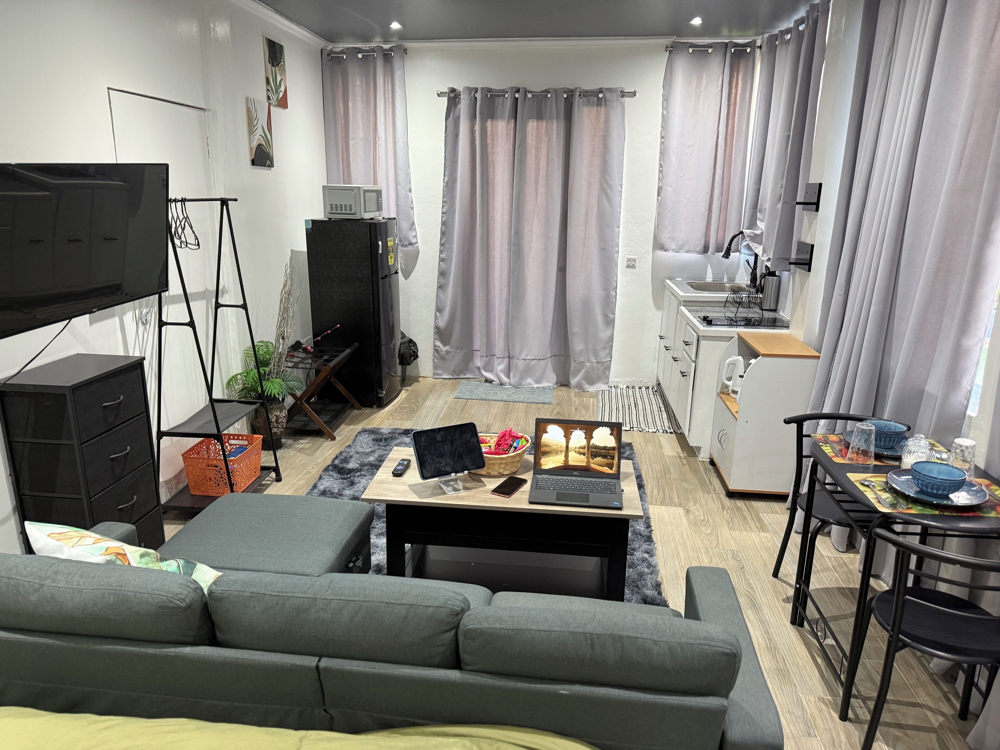 基本公寓, 露台, 部分海景 | 私人小型廚房 | 大型雪櫃/冰箱、多士爐、廚房用具/餐具/器皿、紙手巾