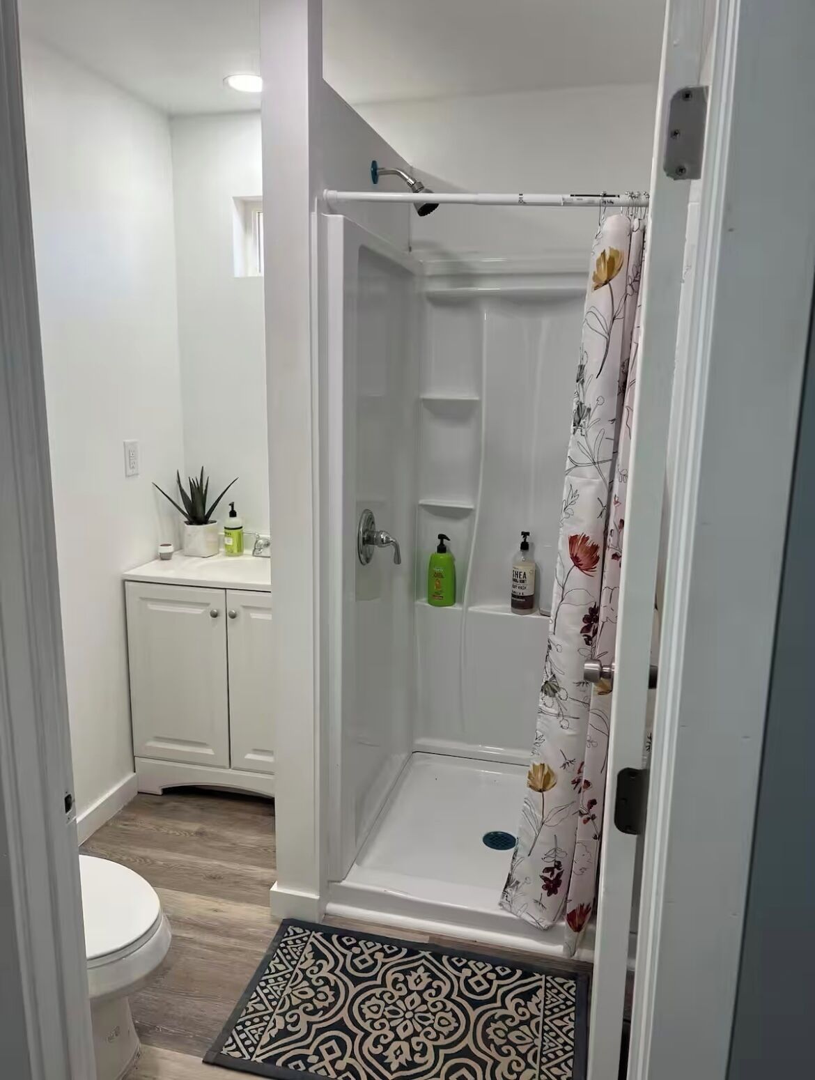 Regadera, toallas, jabón, papel de baño 