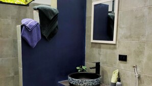 تجهيزات دش، مناشف، صابون، ورق حمّام