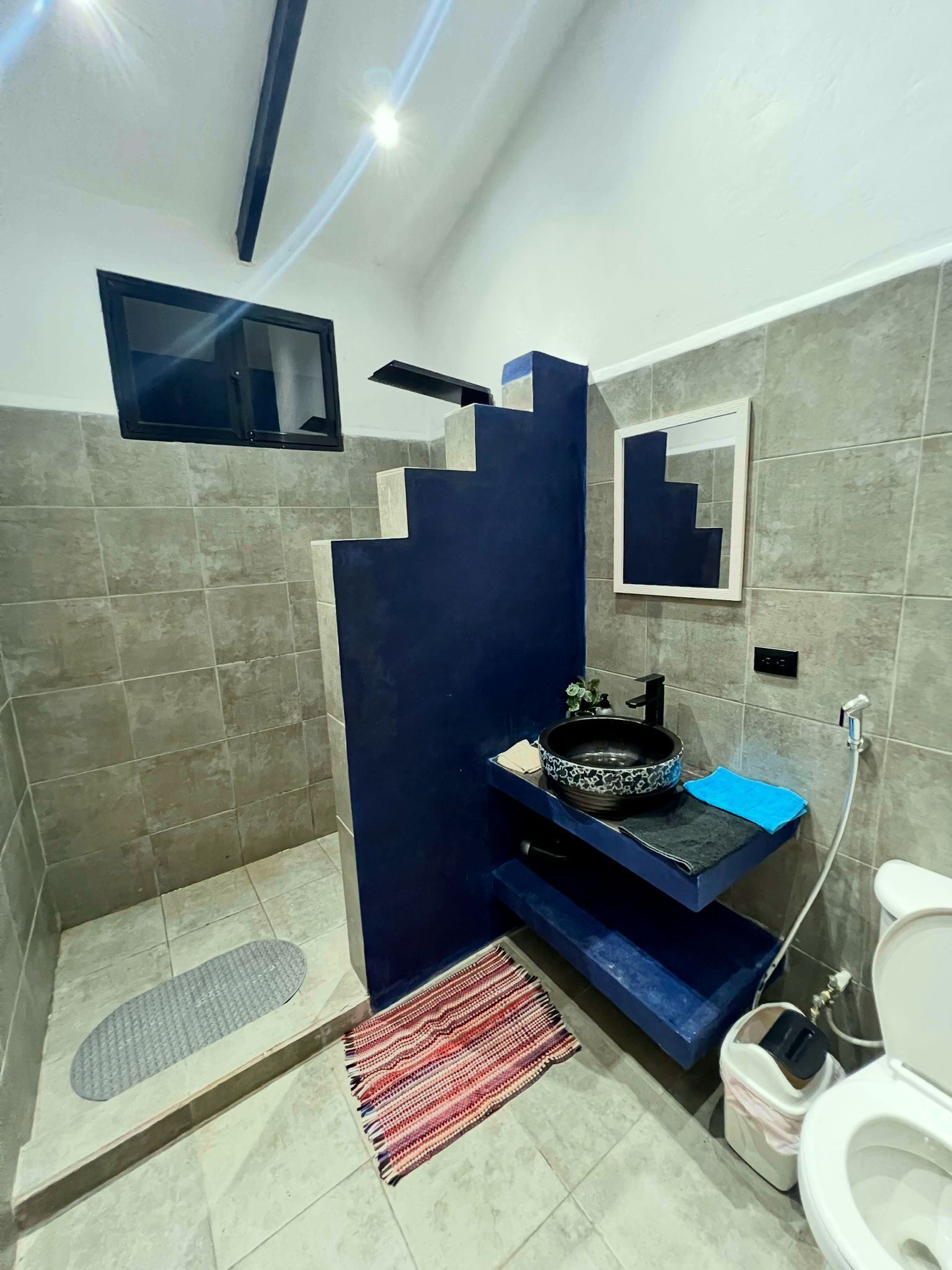 Een douche, handdoeken, zeep, toiletpapier