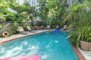 Et oppvarmet basseng