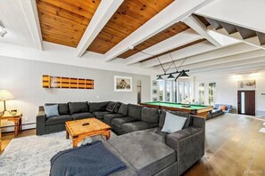 Een televisie, een open haard en een dvd-speler