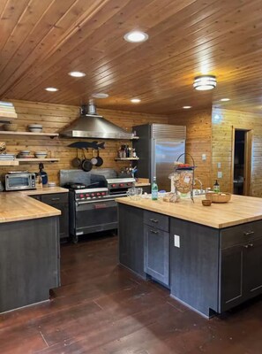 Een oven, een kookplaat, een vaatwasser