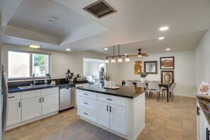 Mikrobølgeovn, ovn, kokeplater og oppvaskmaskin