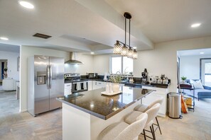 Mikrobølgeovn, ovn, kokeplater og oppvaskmaskin