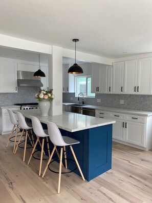 Micro-ondes, four, plaque de cuisson, lave-vaisselle