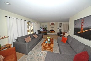 Televisión, chimenea y reproductor de DVD 