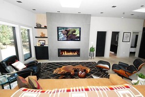 Televisión y chimenea 