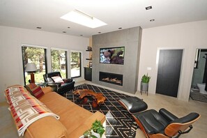 Televisión y chimenea 