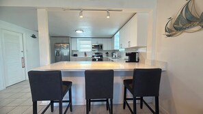 Fridge, microwave, oven, stovetop - Paradise House a Waterfront Oasis : Your Perfect Getaway on the Atlantic! (Marathon)