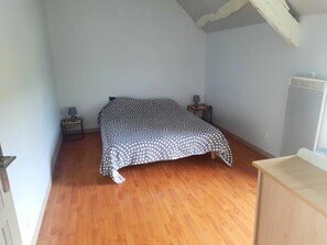 4 عدّة غرف نوم وسرير سفر وواي فاي مجانًا وملاءات أسرّة