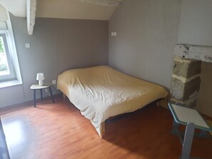 4 عدّة غرف نوم وسرير سفر وواي فاي مجانًا وملاءات أسرّة