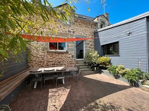 تناول الطعام بالخارج