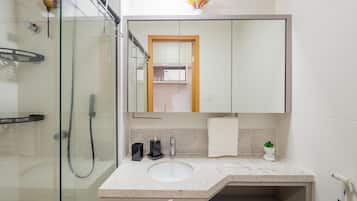 Basic Apartment | Bathroom