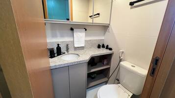 Basic Apartment | Bathroom