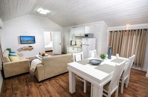 Comfort Cabin, Non Smoking, Lanai | Living area | Flat-screen TV