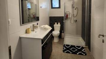 Cabaña Confort, para no fumadores, lanai | Baño | Regadera, toallas, jabón, shampoo