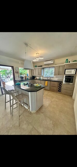 Réfrigérateur, vaisselle et ustensiles