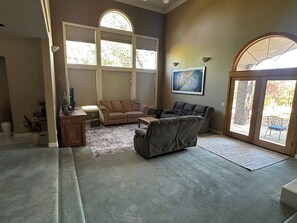 TV - Family Friendly 4BR/3BA Estate on 8 Acres — Room to Gather, Dine, & Relax (Oak Run)