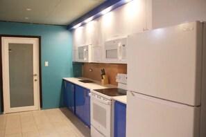 Wasserkocher mit Kaffee-/Teezubehör, Kühlschrank, Mikrowelle, Ofen