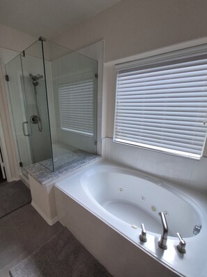 Baignoire Ă jets, sĂšche-cheveux, serviettes fournies, savon
