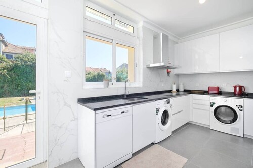 Villa 7BR/7BA with Pool & Backyard Prime Location!