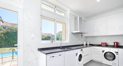 Villa 7BR/7BA with Pool & Backyard Prime Location!